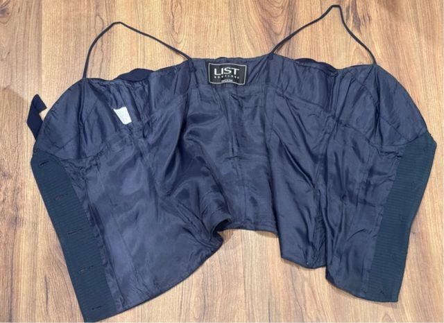 Top negro con escote y botones