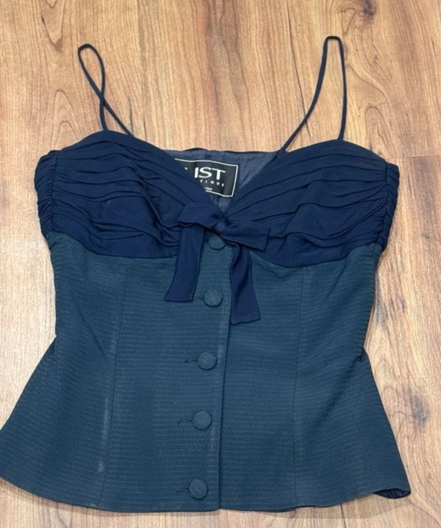 Top negro con escote y botones