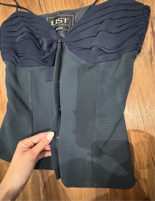 Top negro con escote y botones