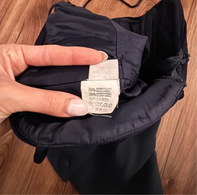 Top negro con escote y botones