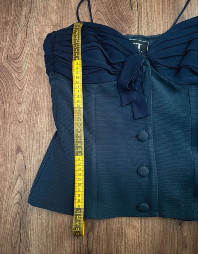 Top negro con escote y botones