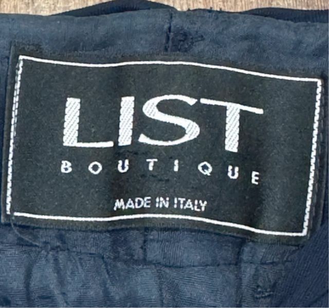 Top negro con escote y botones