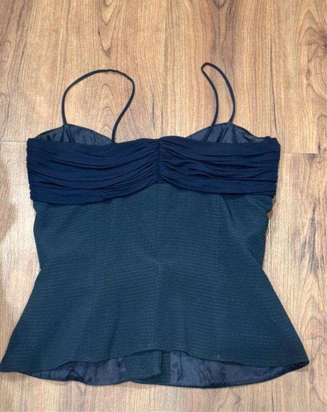 Top negro con escote y botones