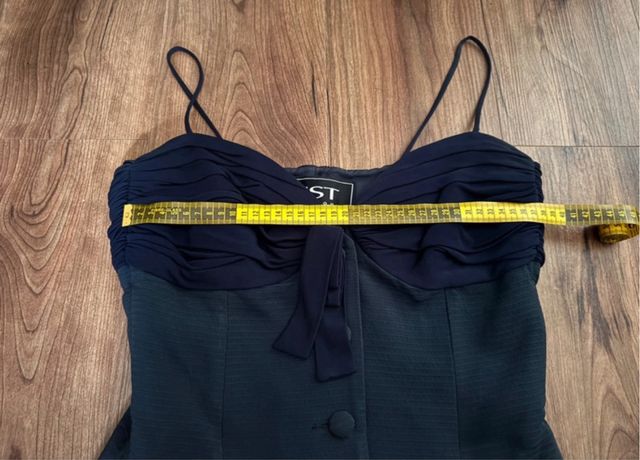 Top negro con escote y botones