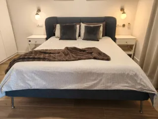 Estructura de cama tapizada con somier 160x200cm.