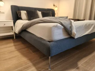 Estructura de cama tapizada con somier 160x200cm.