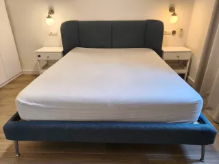 Estructura de cama tapizada con somier 160x200cm.