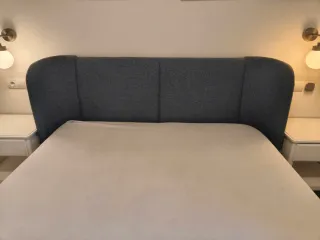 Estructura de cama tapizada con somier 160x200cm.