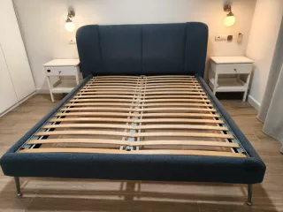 Estructura de cama tapizada con somier 160x200cm.