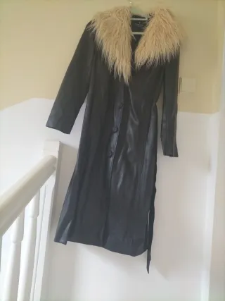 Abrigo polipiel Stradivarius negro