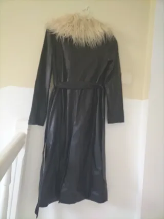 Abrigo polipiel Stradivarius negro