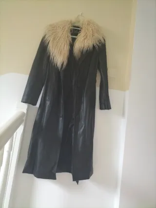 Abrigo polipiel Stradivarius negro