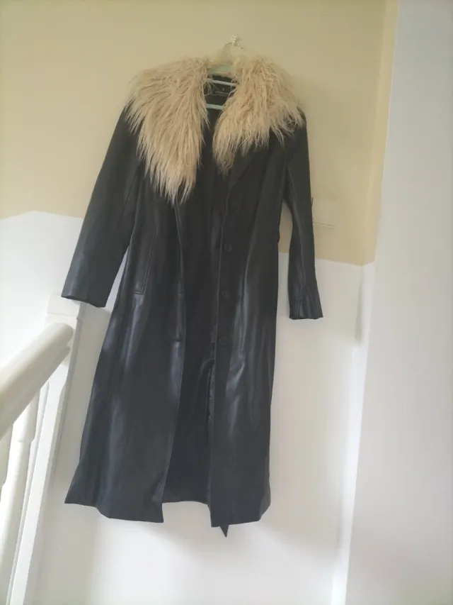 Abrigo polipiel Stradivarius negro