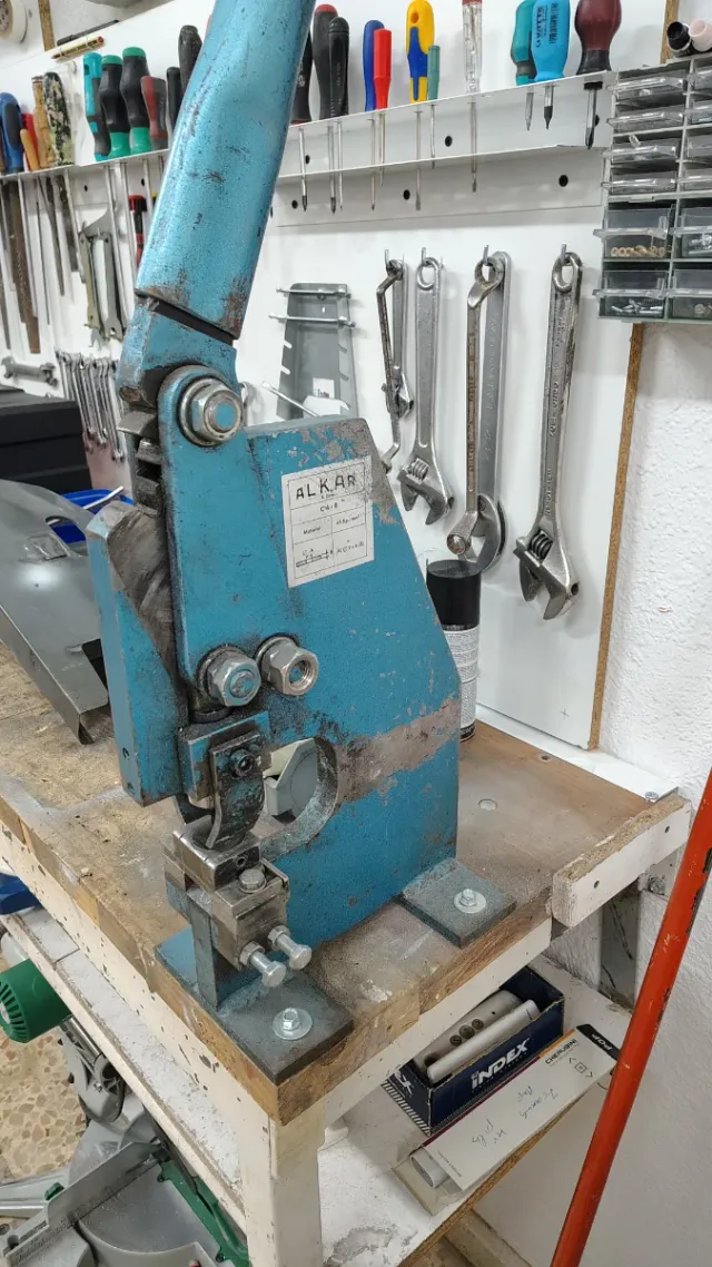 Punzonadora manual ALKAR con punzones de 7 y 10 mm