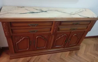 Recibidor de madera y mármol.