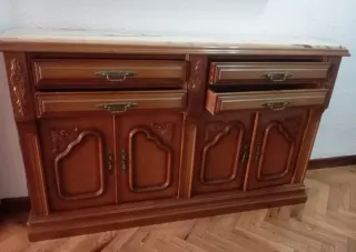 Recibidor de madera y mármol.