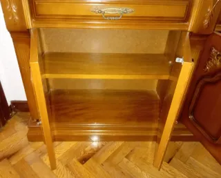 Recibidor de madera y mármol.