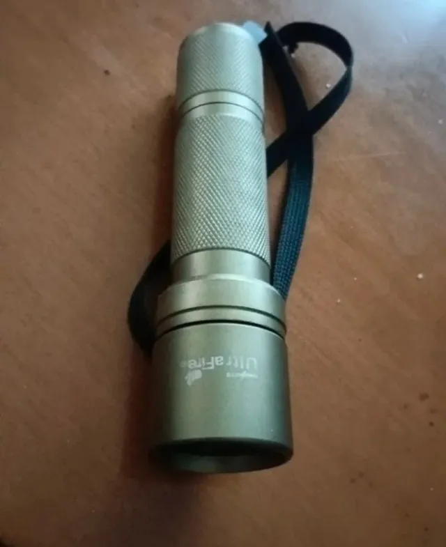 Linterna Ultrafire dorada airsoft