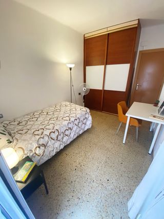 Habitación con terraza propia en Badalona