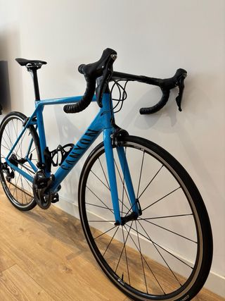 Bicicleta de carretera Canyon azul