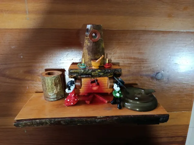 Decoración rústica madera y metal. Chimenea.