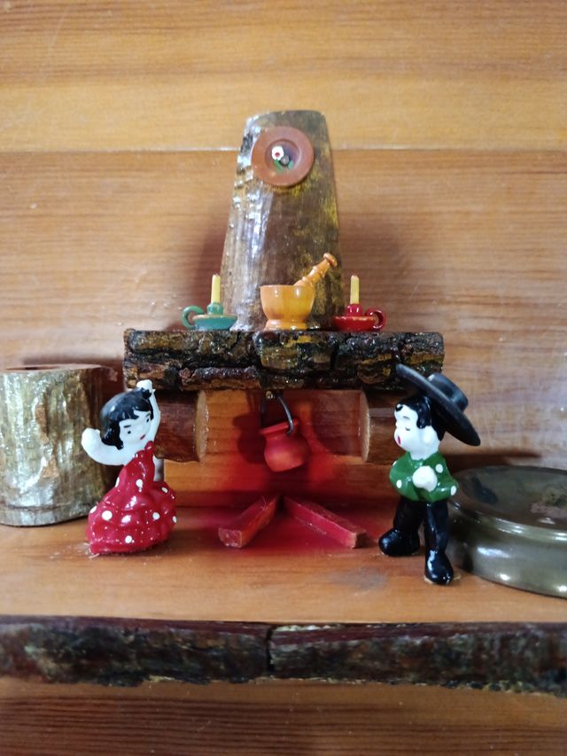 Decoración rústica madera y metal. Chimenea.