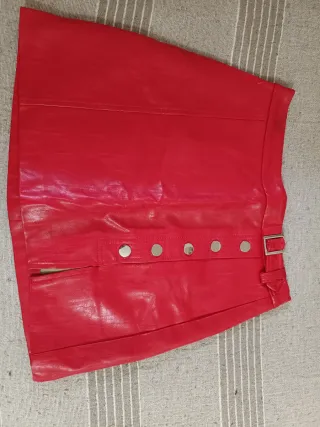 Falda corta efecto piel roja