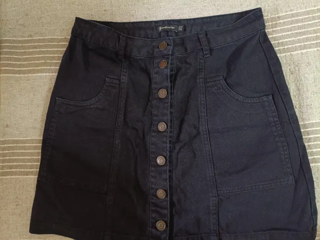 Falda corta efecto piel roja