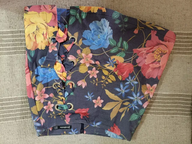 Falda corta efecto piel roja