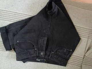 Falda corta efecto piel roja