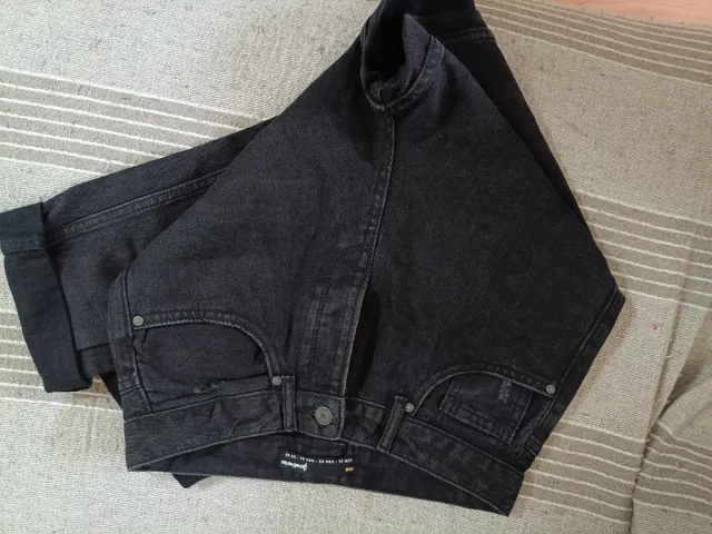 Falda corta efecto piel roja