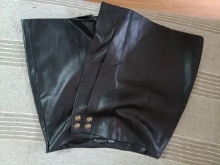 Falda corta efecto piel roja