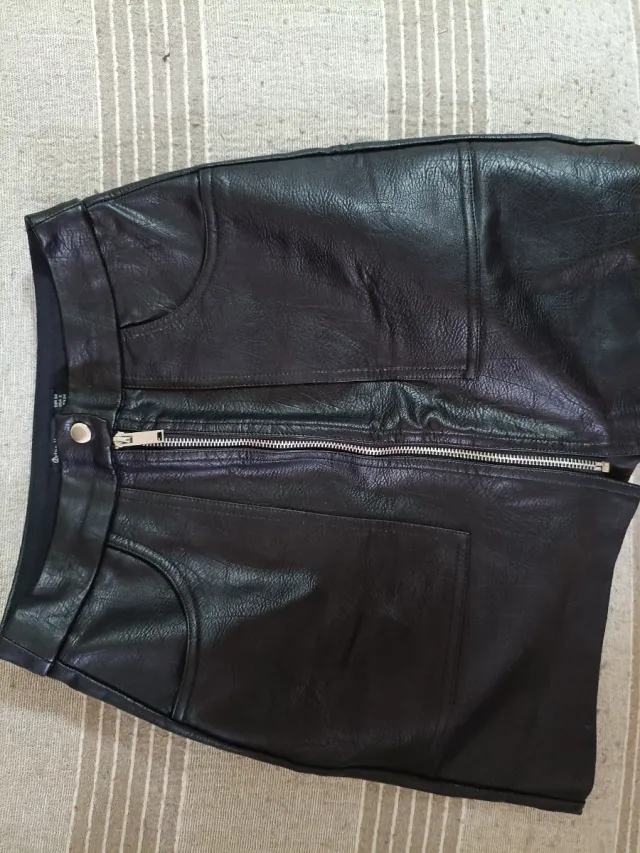 Falda corta efecto piel roja