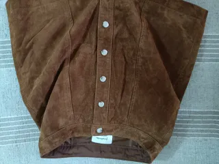 Falda corta efecto piel roja