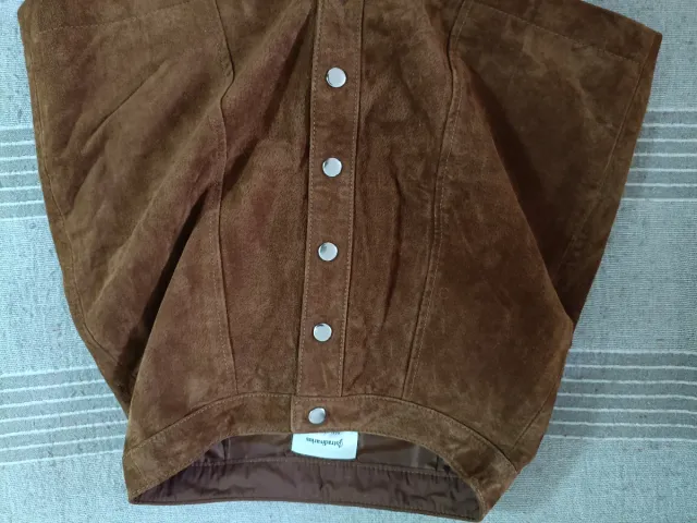 Falda corta efecto piel roja