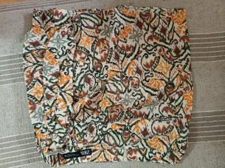 Falda corta efecto piel roja