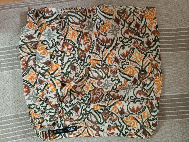 Falda corta efecto piel roja