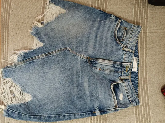 Falda corta efecto piel roja