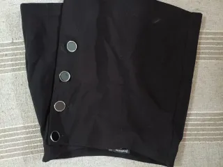 Falda corta efecto piel roja