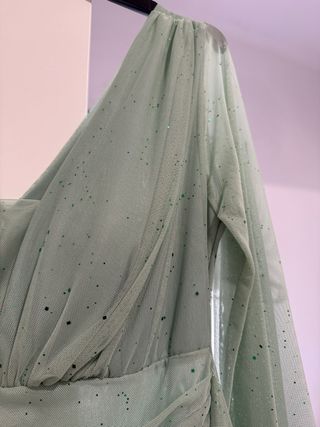 Vestido fiesta verde pastel con brillos