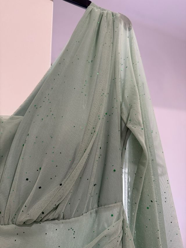 Vestido fiesta verde pastel con brillos