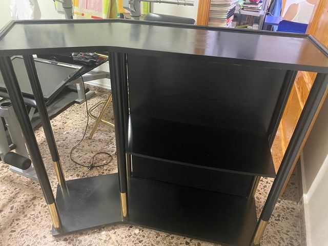 Barra de bar negra y dorada