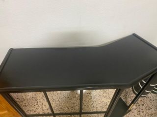 Barra de bar negra y dorada