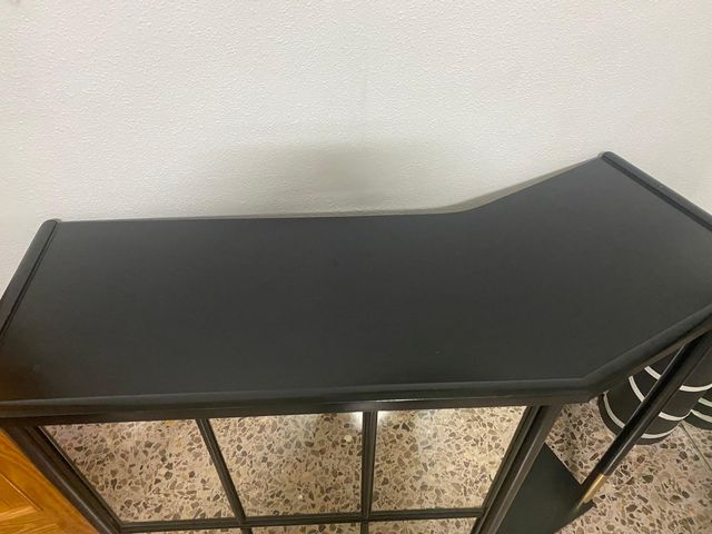 Barra de bar negra y dorada