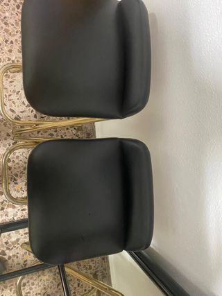 Barra de bar negra y dorada