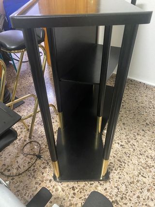 Barra de bar negra y dorada