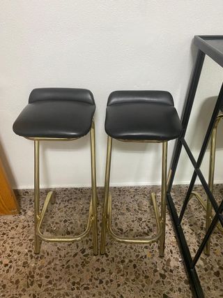 Barra de bar negra y dorada