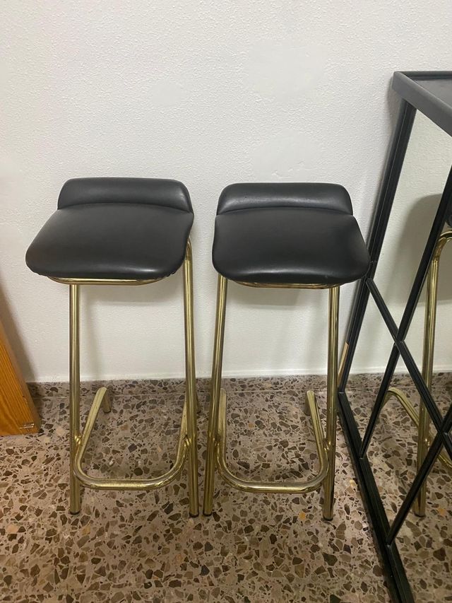 Barra de bar negra y dorada