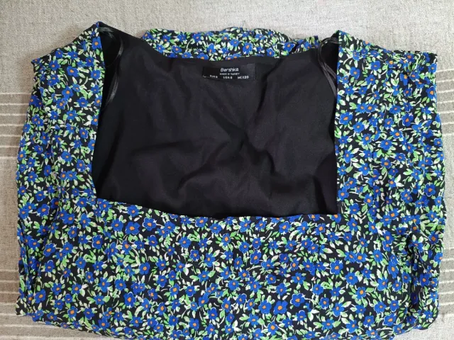 Falda Bershka floral azul y verde talla S