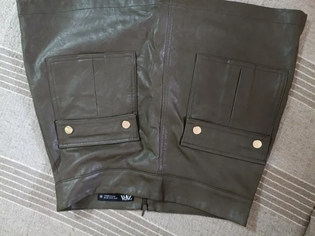 Falda Bershka floral azul y verde talla S